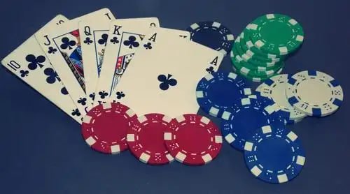 Ilustrasi user menikmati pengalaman live casino dan sports di mahjong88
